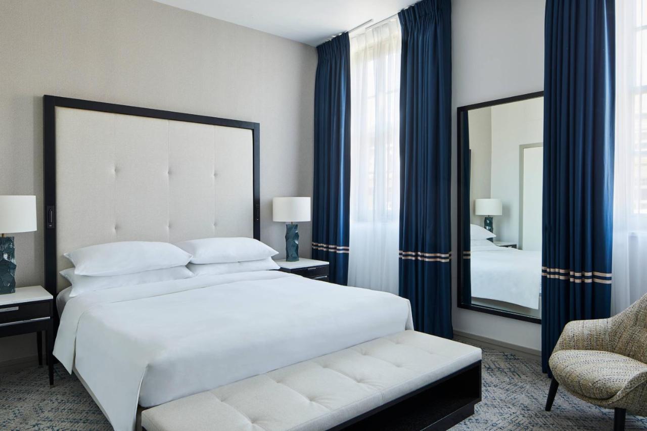 One-Bedroom Suite M Club Lounge Access