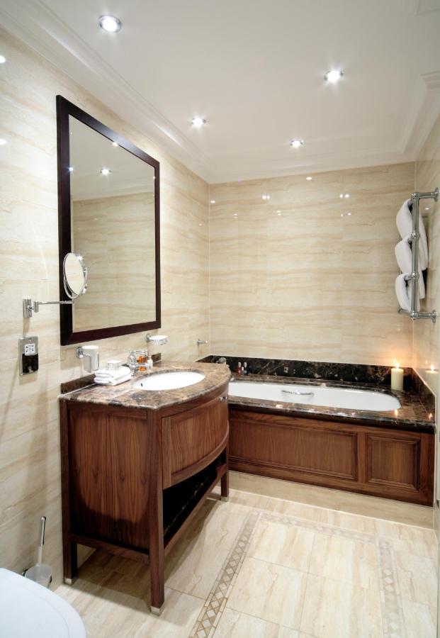 Deluxe Three-Bedroom Apartment Brompton Road,1094094096:JPEG