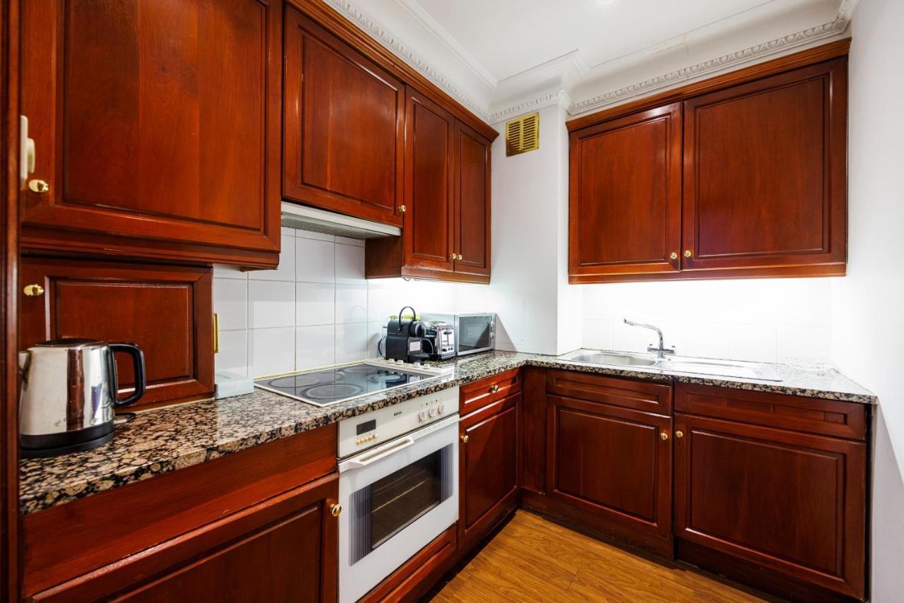 Deluxe One-Bedroom Apartment