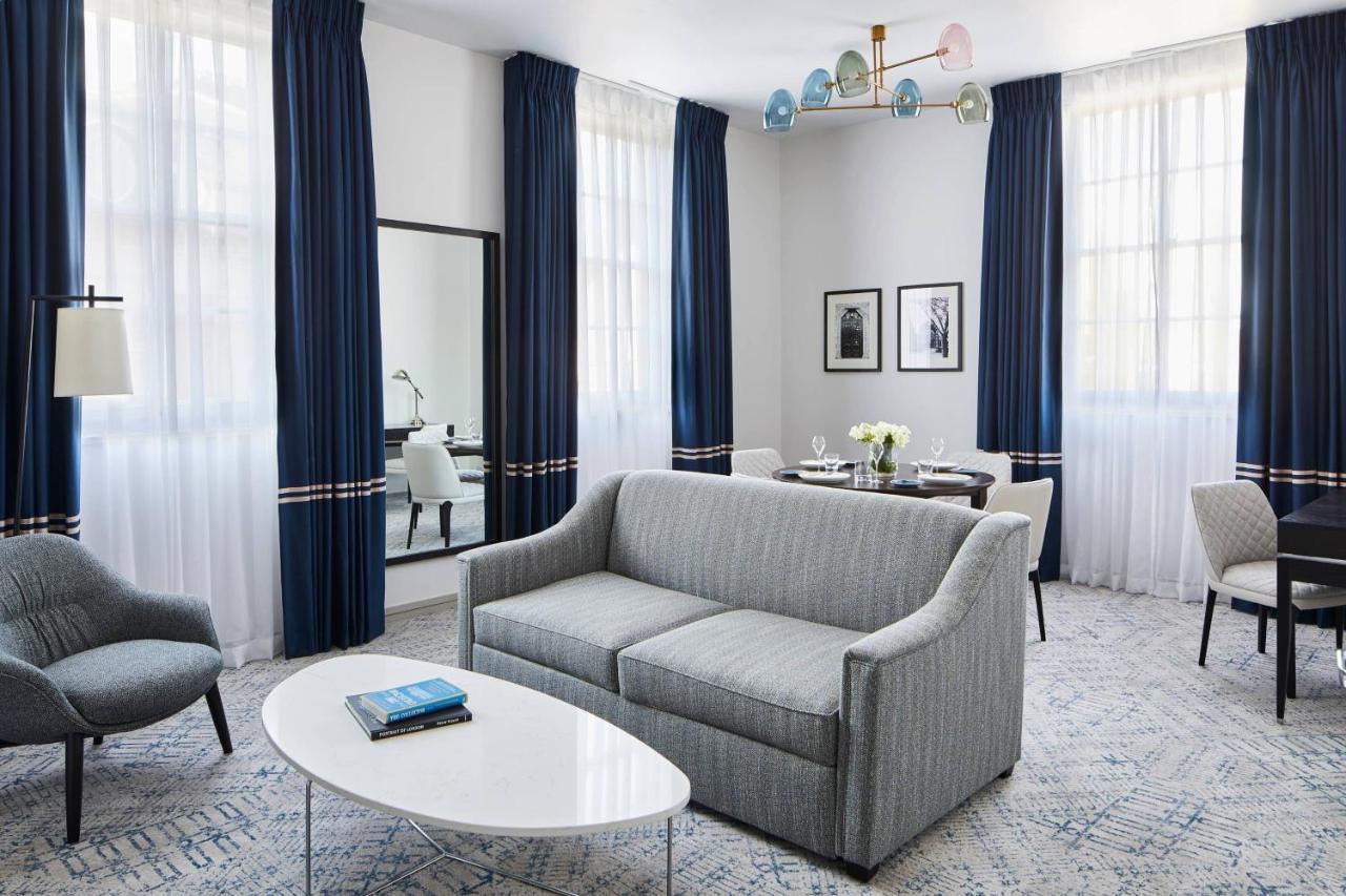 One-Bedroom Suite M Club Lounge Access