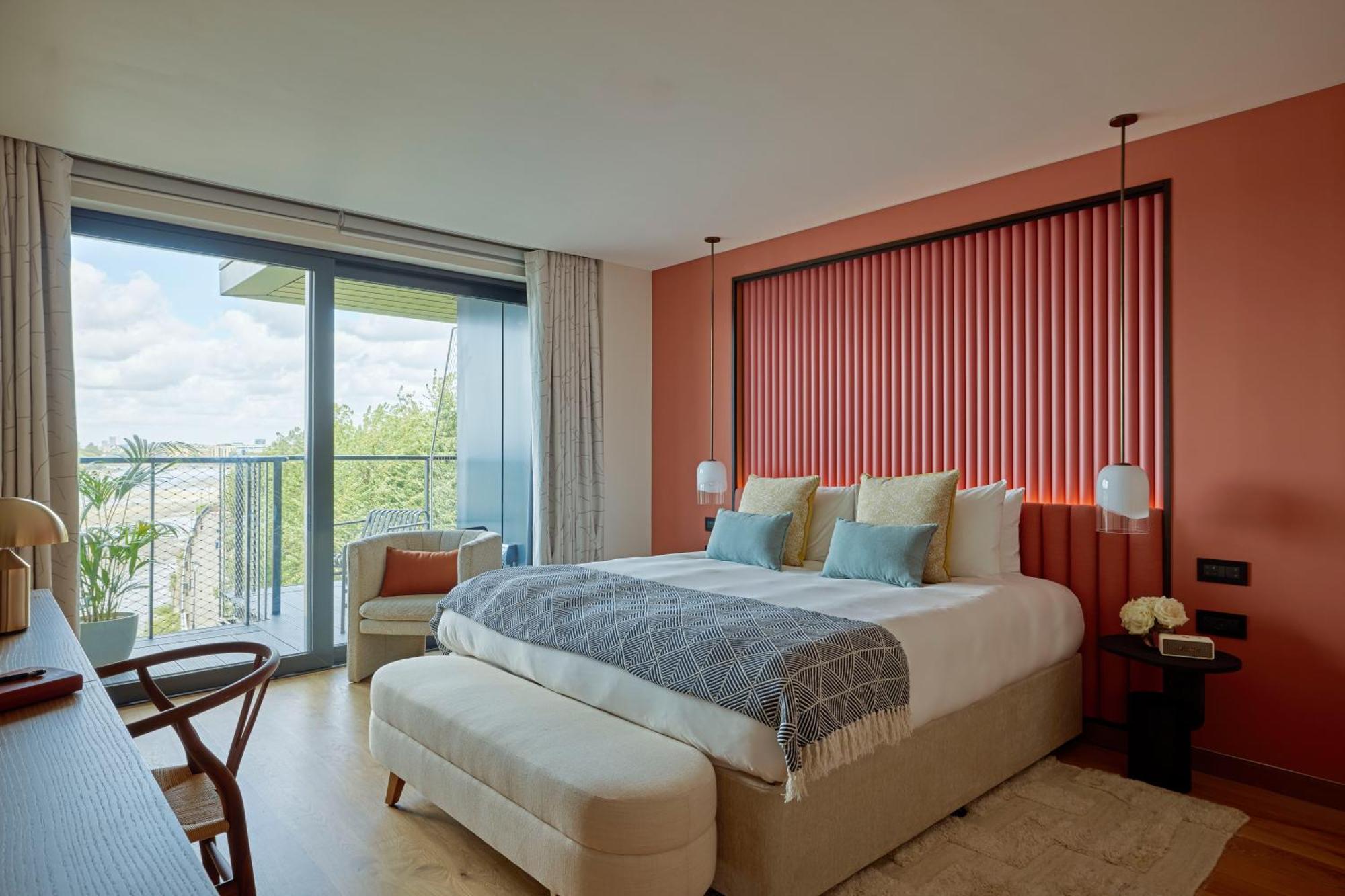 Superior King Room with River View
