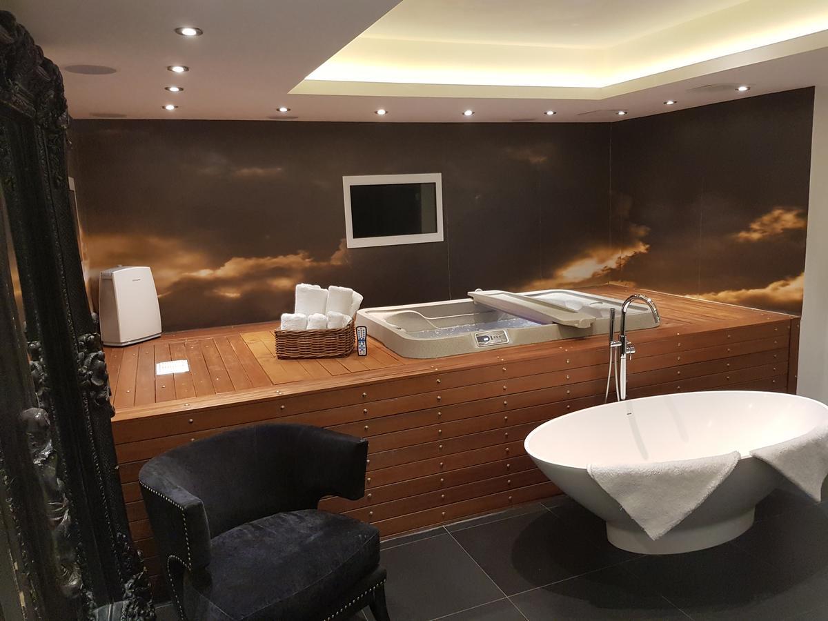 Drop Dead Gorgeous Splash Suite